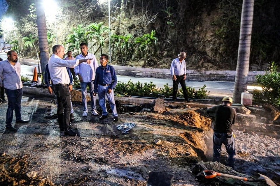 Atiende Gobierno estatal de manera emergente fuga de agua en la avenida Escénica de Acapulco