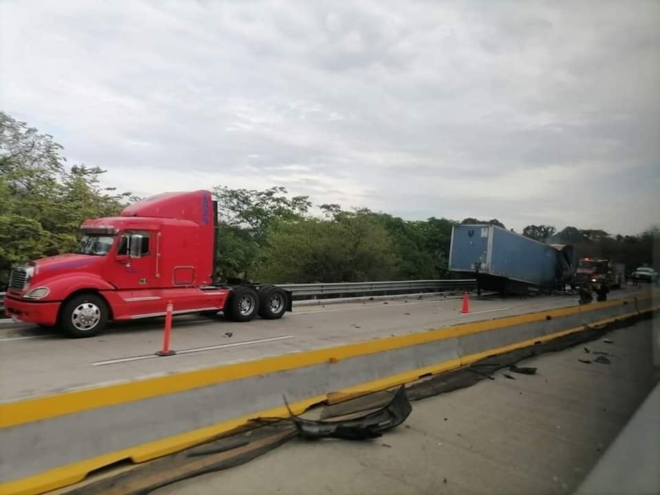 Se registra un aparatoso accidente en la Autopista del Sol y se incendia un tráiler