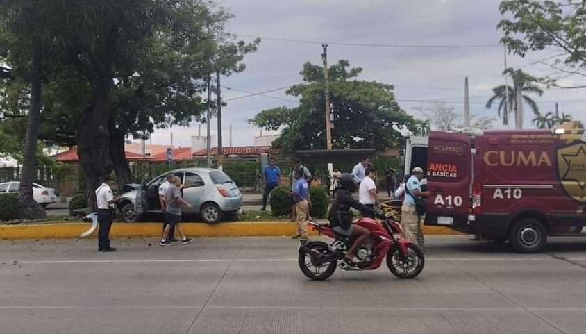 Choca joven en su vehículo contra un árbol en la avenida Costera Miguel Alemán en Acapulco
