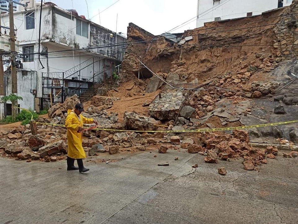 Patrullajes y suspensión de actividades escolares por lluvias en Acapulco