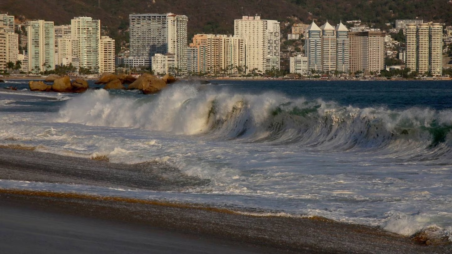 Efectos del fenómeno de mar de fondo prevalecerán durante las próximas horas en Guerrero