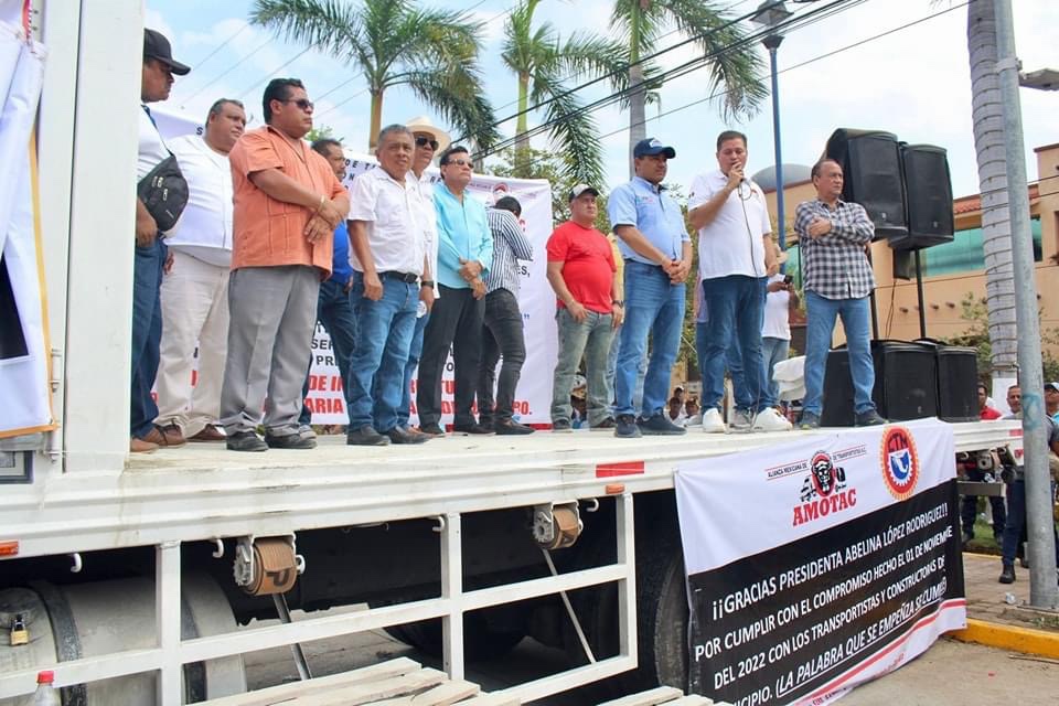 Suspenden transportistas bloqueos en Acapulco, pero realizan concentración en el Bulevar de las Naciones