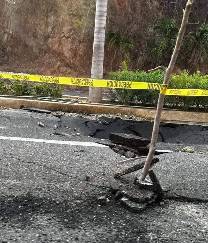 Socavón se forma en la avenida Escénica de Acapulco tras colapso de línea de agua potable