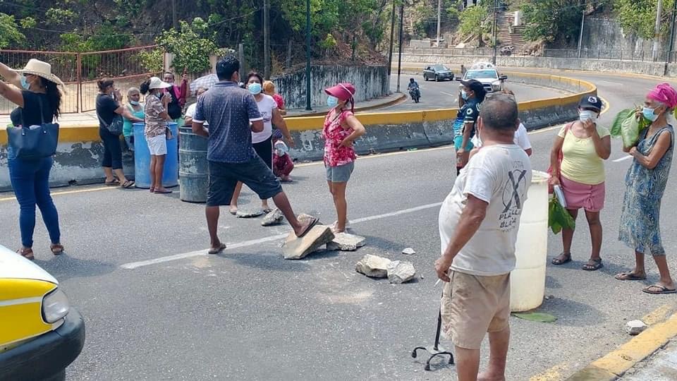 Vecinos bloquean la carretera Acapulco – México para exigir agua potable
