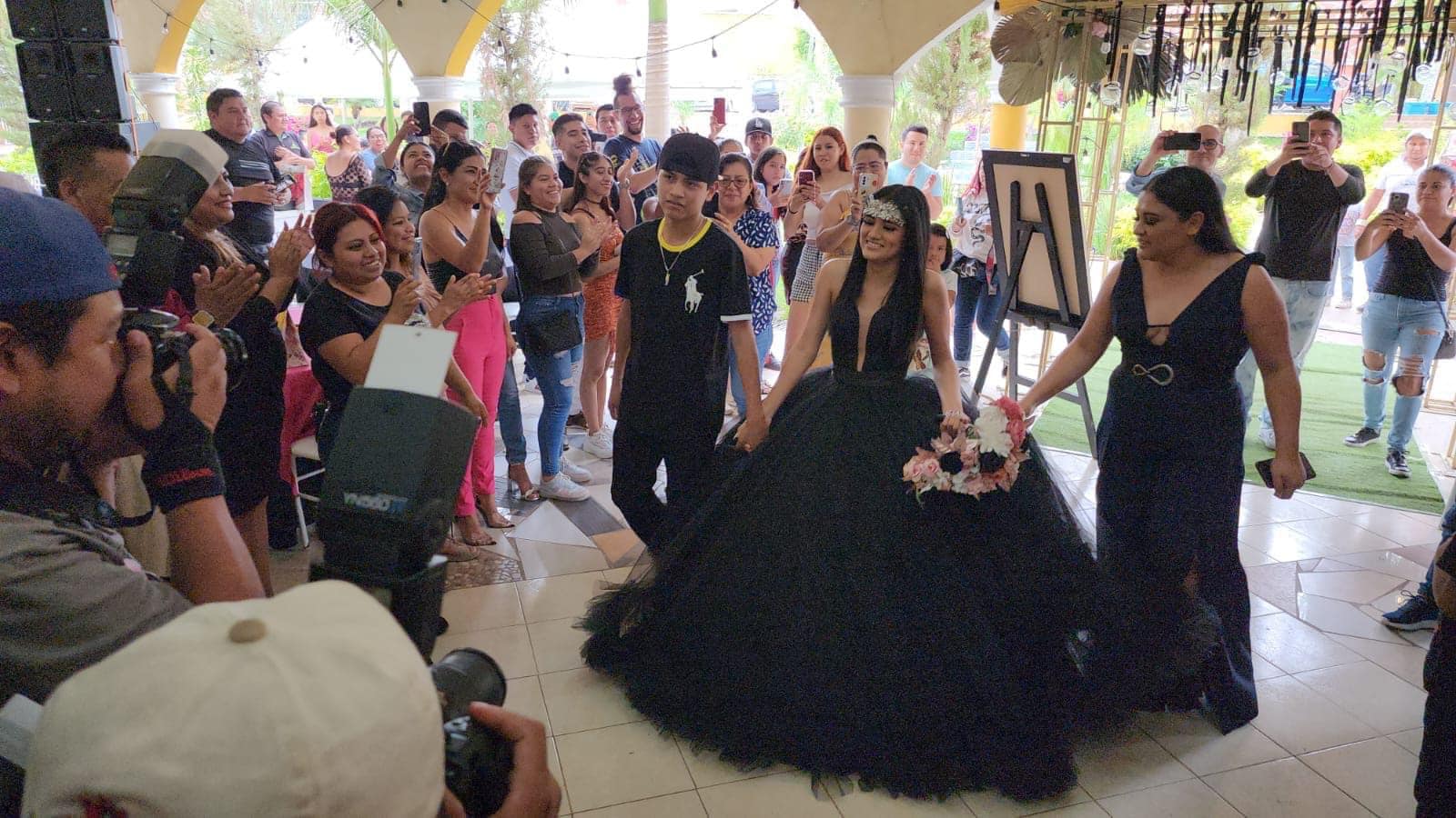Violencia en Chilpancingo arruina fiesta de quinceañera; la comunidad se une y celebra su fiesta rodeada de mucho amor