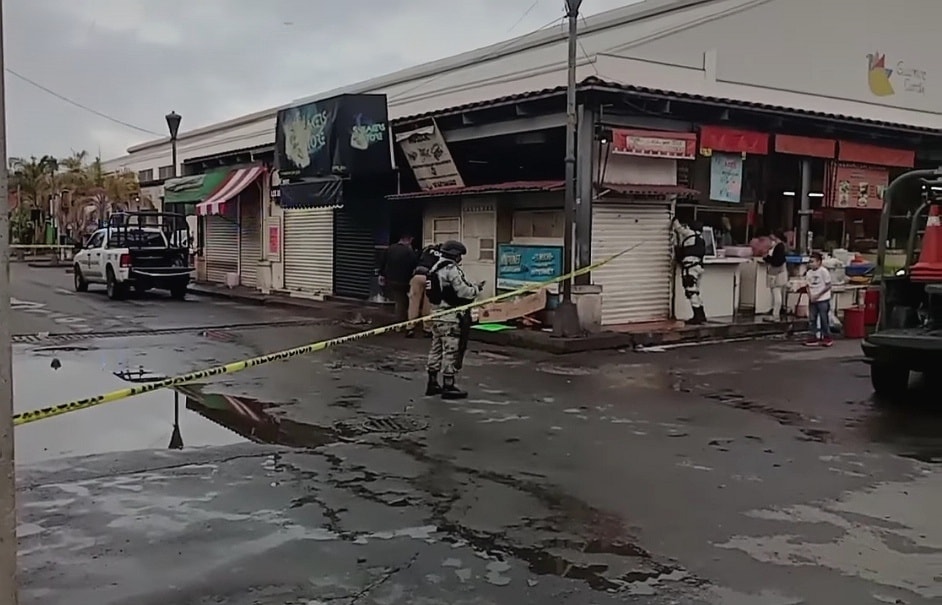 Hallan a un hombre muerto a balazos y amarrado de pies y manos afuera del mercado municipal en Iguala