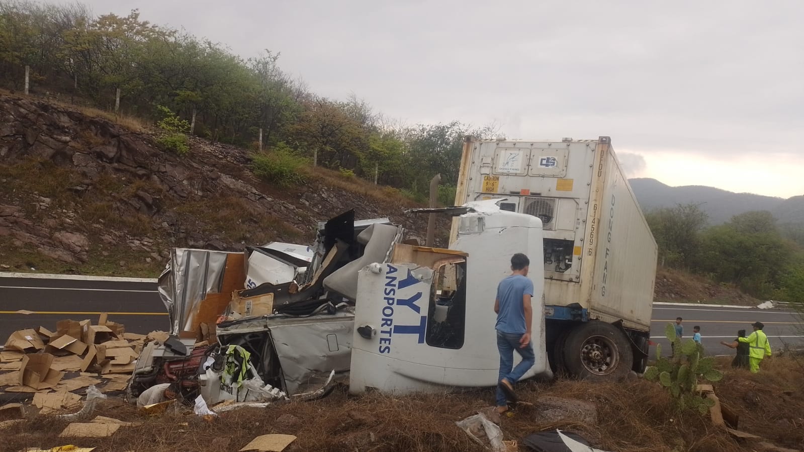 Choca tráiler contra una camioneta en la Autopista Siglo XXI en La Unión
