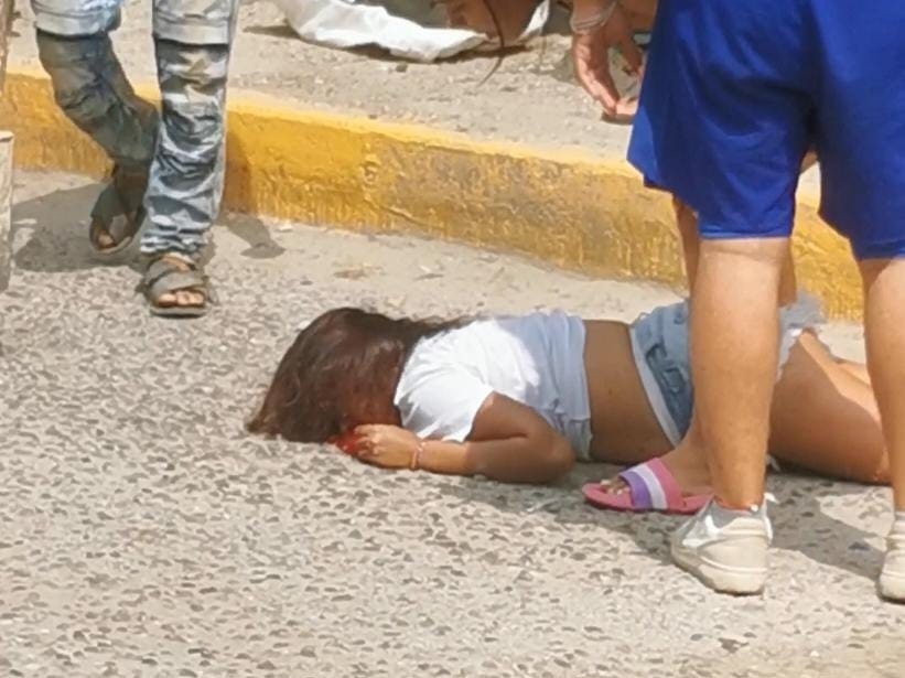 Mujer choca en el bulevar Vicente Guerrero, en Acapulco, y cae de una altura de 10 metros