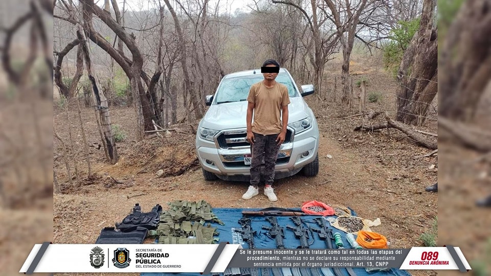 Detienen a individuo con armas y equipo táctico en La Unión, Guerrero