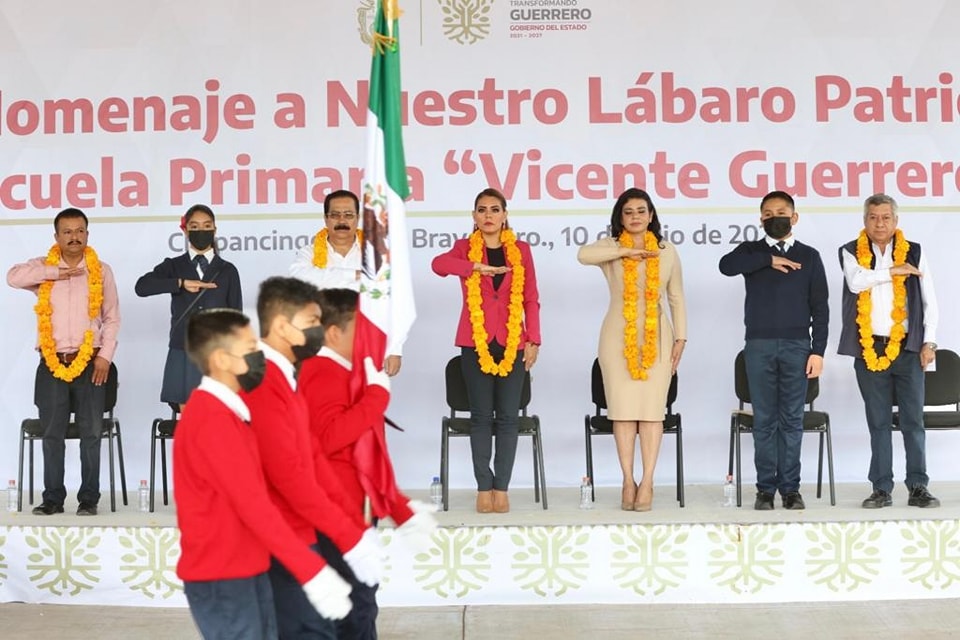 Celebra Evelyn Salgado Honores a la Bandera en la emblemática Escuela Primaria «Vicente Guerrero», en Chilpancingo