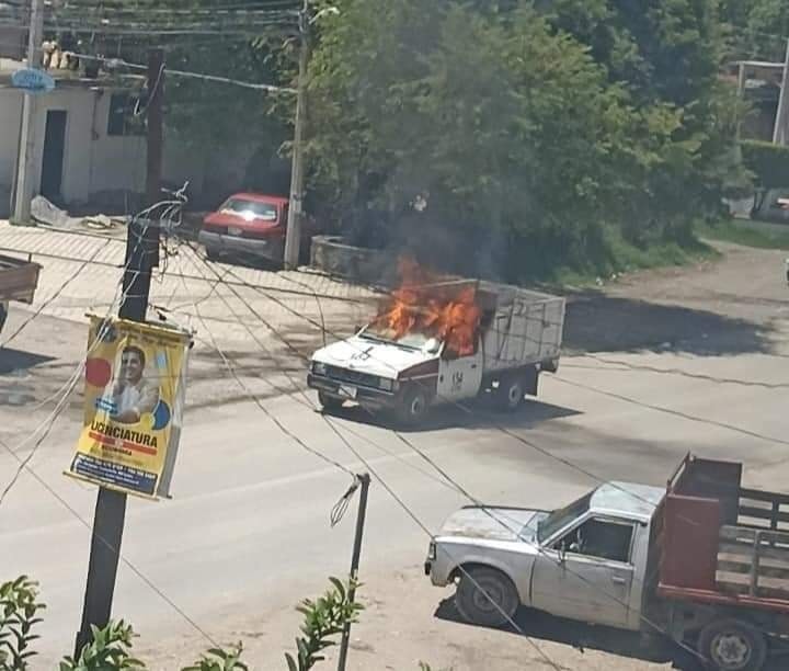 Incendian una camioneta mixta de Chilpancingo y muere calcinado el chófer en Tixtla