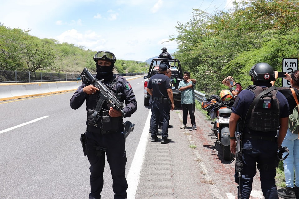 Personal de la SSP brinda auxilio vial a turistas varados en la Autopista del Sol