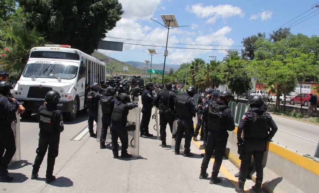 Levantan bloqueo en Chilpancingo; se llevan a 13 policías y soldados retenidos
