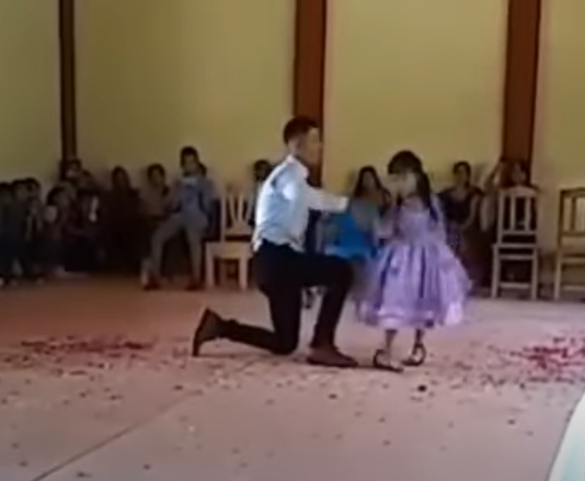 Circula en redes sociales el emotivo gesto de un educador comunitario de CONAFE en Chiapas