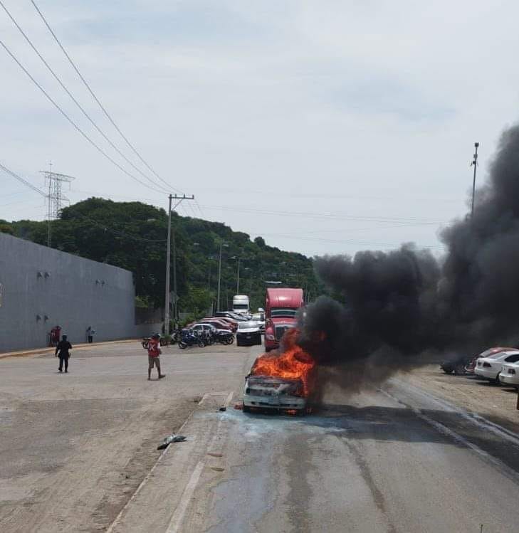 Vehículo se incendia en carretera Acapulco – Pinotepa; falla mecánica provocaría el incidente