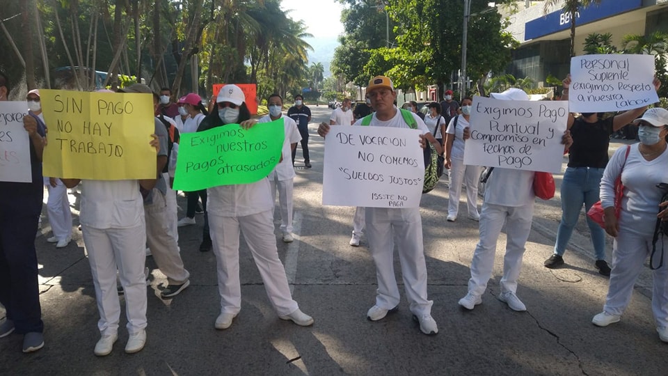 Trabajadores eventuales del ISSSTE bloquean la Costera en Acapulco exigiendo pago de quincenas adeudadas