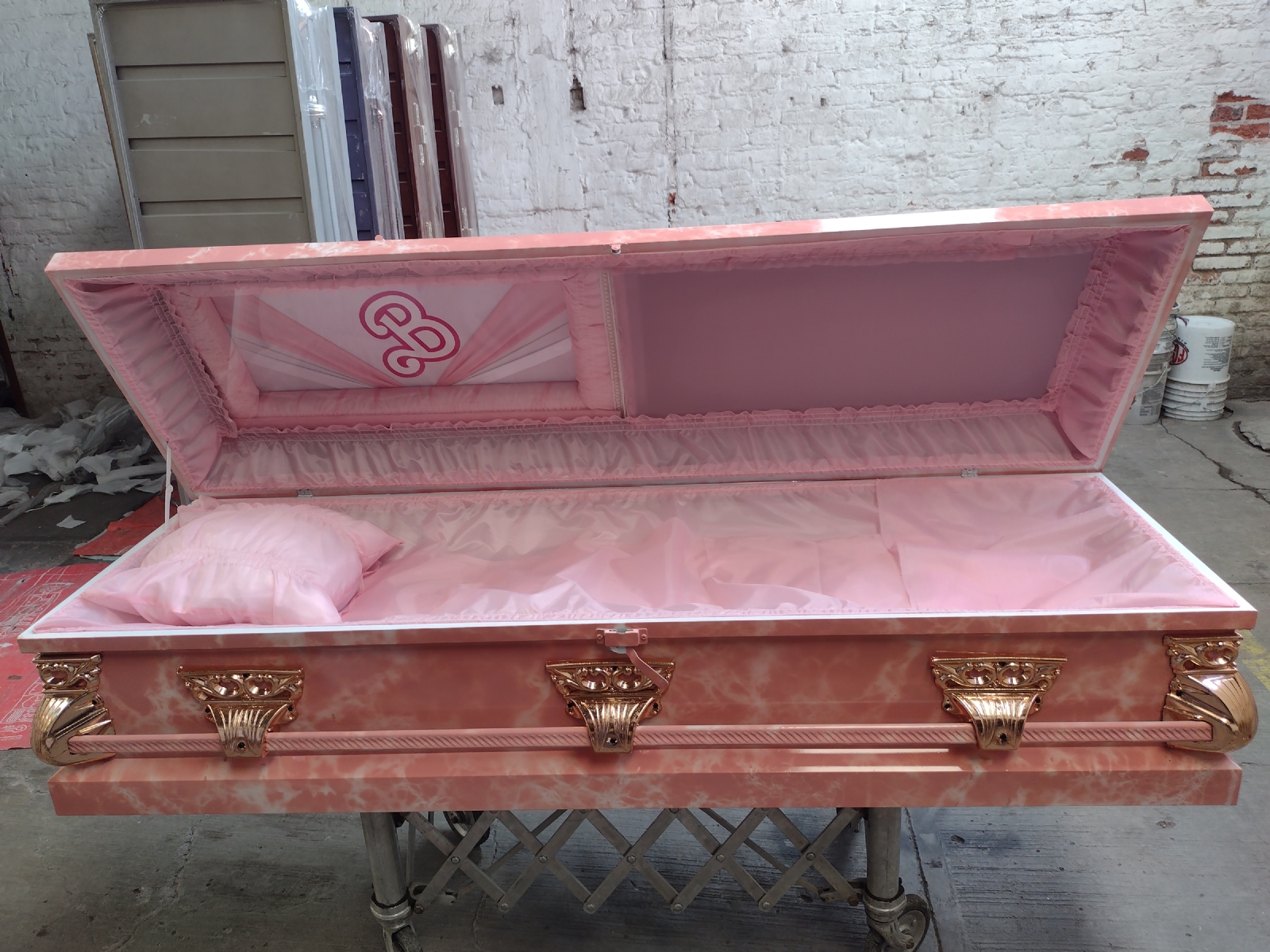 Por si fuera poco… ¡llegan los ataúdes de Barbie a funeraria!
