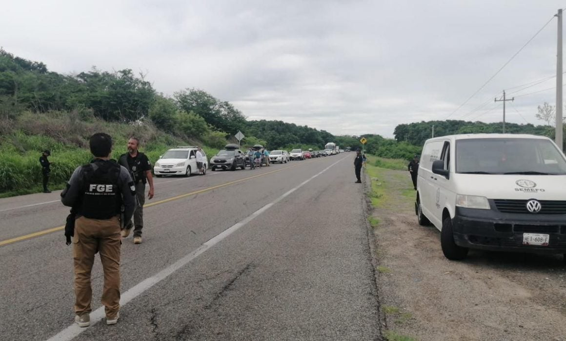 Hallazgo de cuerpo en un vehículo interrumpe tránsito en carretera Lázaro Cárdenas-Zihuatanejo