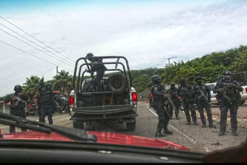 Estudiantes de la normal de Ayotzinapa bloquean autopista exigiendo recursos y plazas