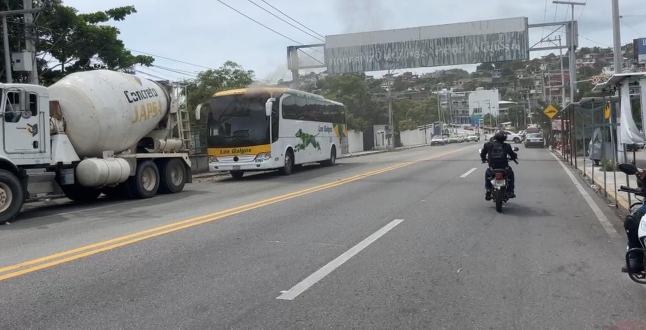 Incendian autobús de la Estrella de Oro y bloquean calzada en Colonia Jardín Mangos.