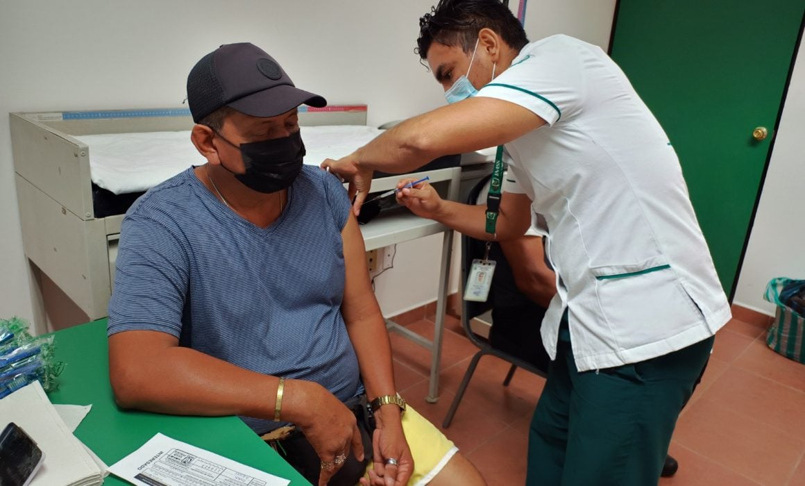 Continúa el IMSS Guerrero con la vacunación contra el COVID-19