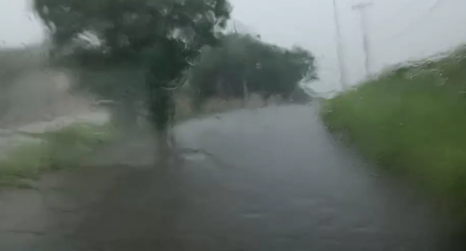 Fuerte lluvia genera crecimiento de arroyo en Ometepec