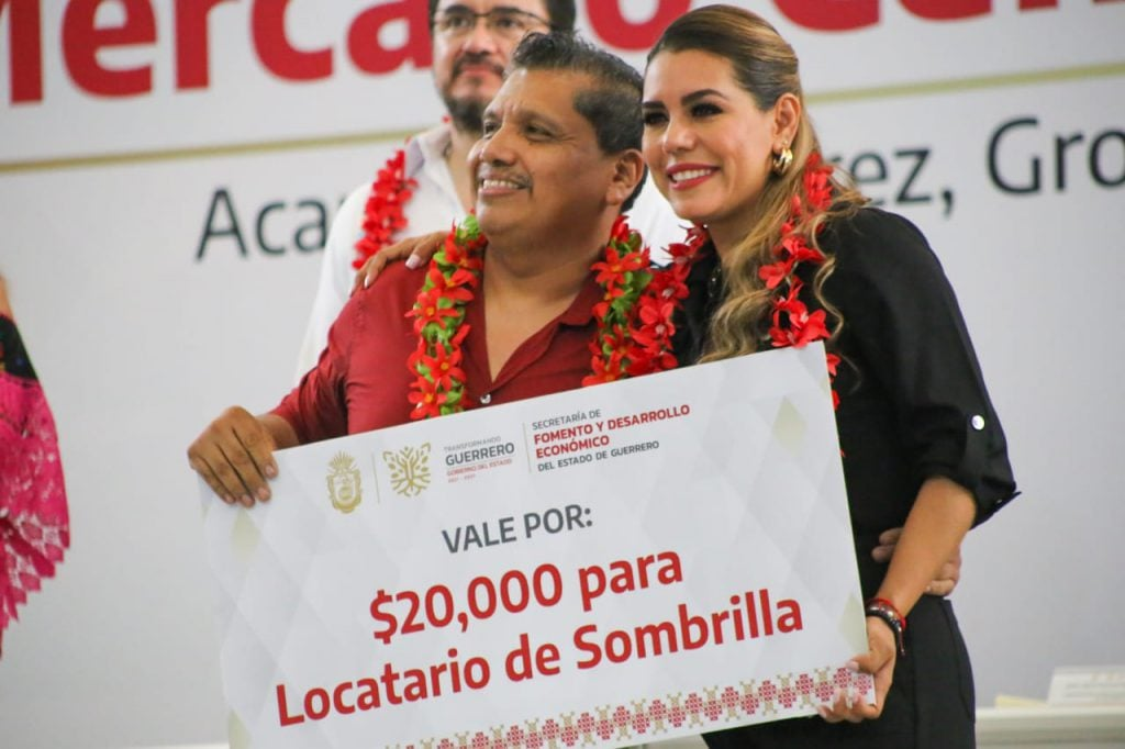 Gobernadora Evelyn Salgado Pineda entrega apoyos a comerciantes del mercado central de Acapulco