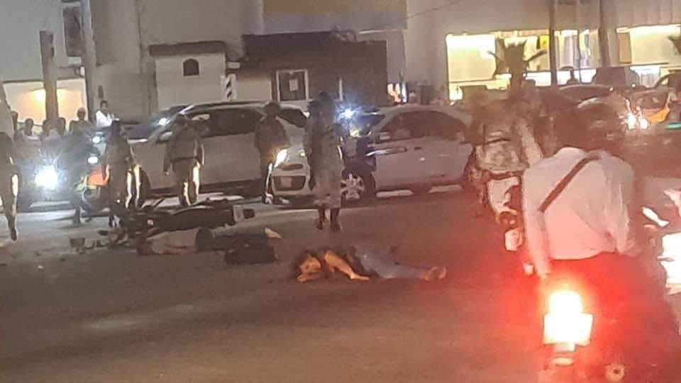 Accidente en la avenida Costera, en Acapulco, deja a motociclistas en estado delicado