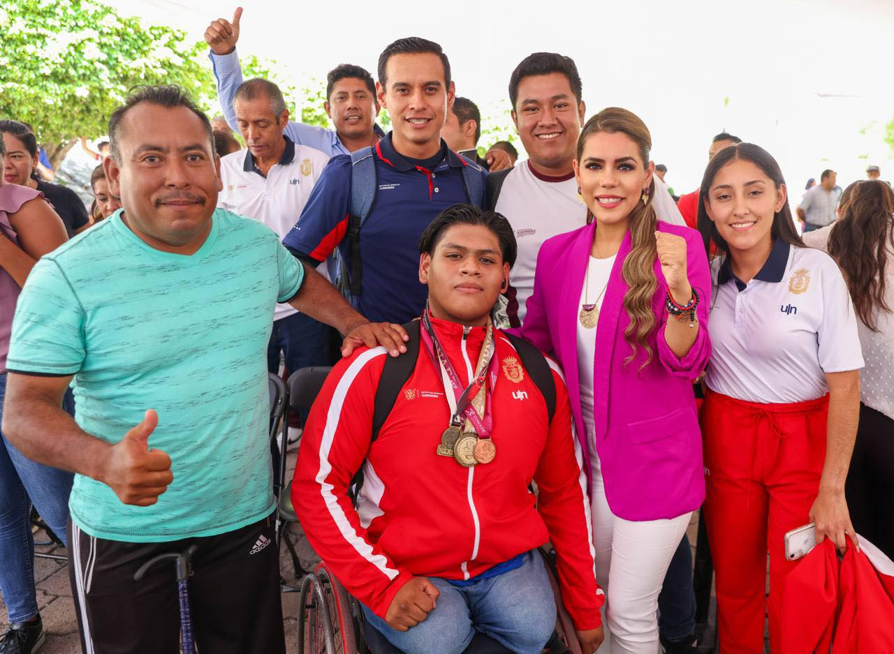 Gobernadora de Guerrero otorga históricas becas deportivas a talentosos atletas y entrenadores