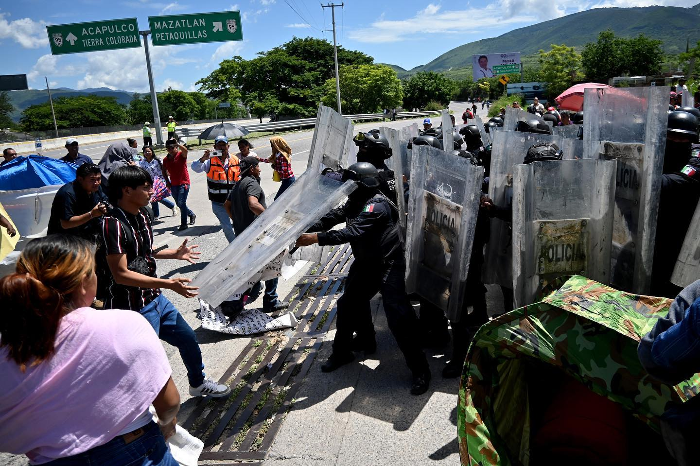 Desalojan bloqueo en la Autopista del Sol tras manifestación de Preparatorias Populares en Guerrero