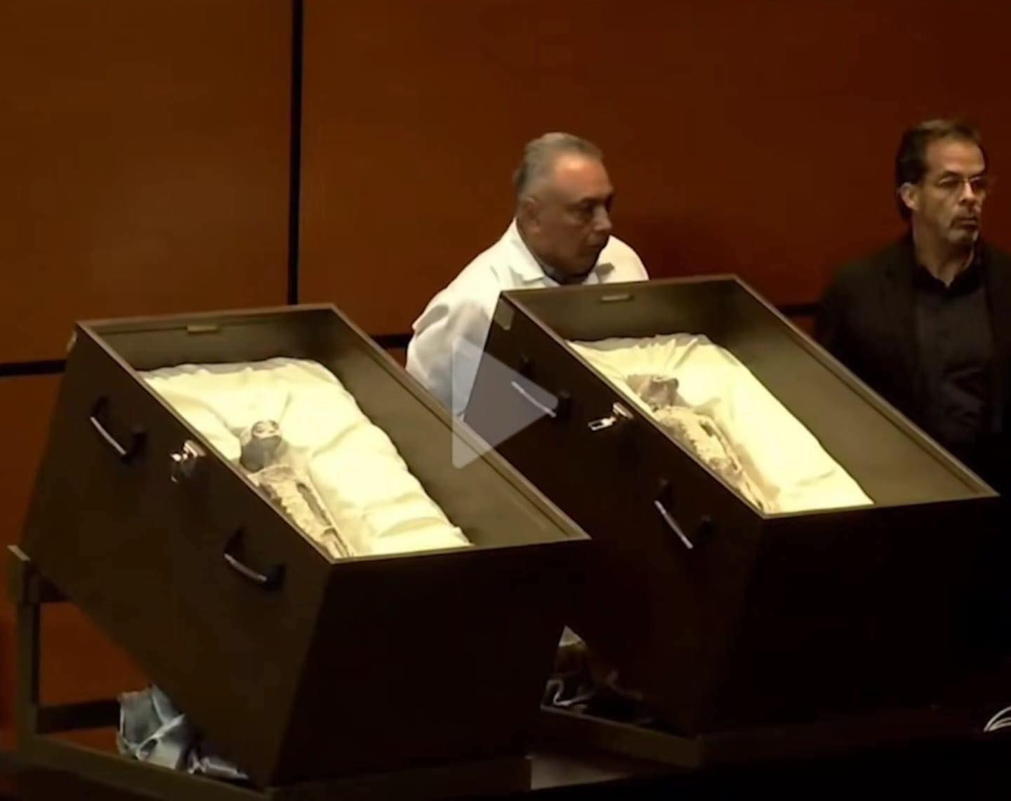 Maussan presenta en el Congreso evidencia de  cuerpos «no humanos» en el planeta