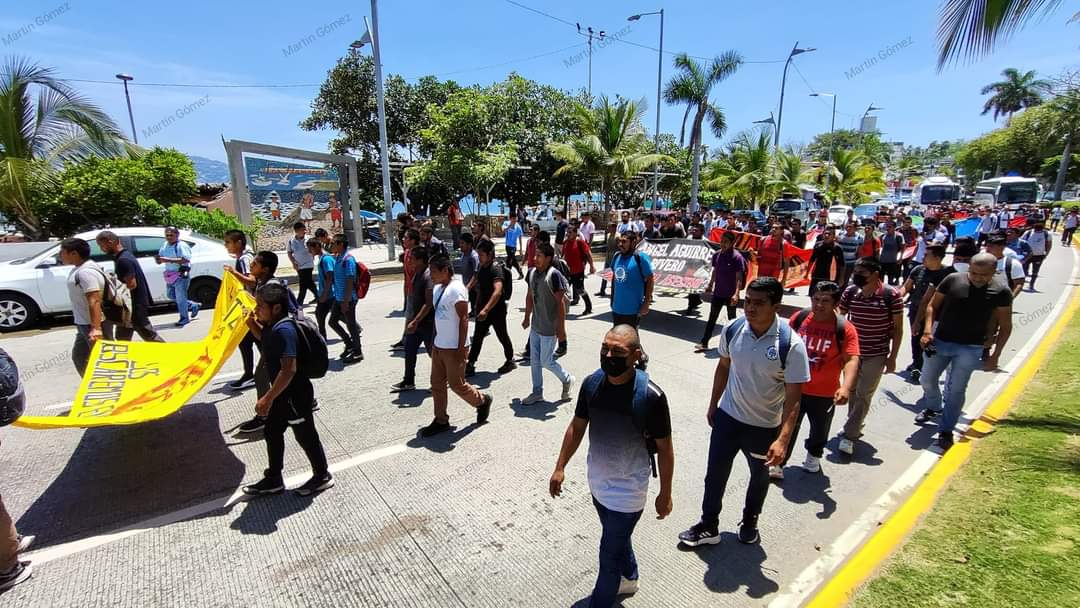 Normalistas de Ayotzinapa inician jornada de lucha a nueve años de la tragedia de Iguala