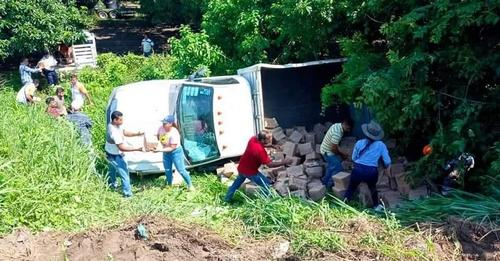 Volcadura de camioneta del DIF municipal de Técpan de Galeana, cargada con despensas