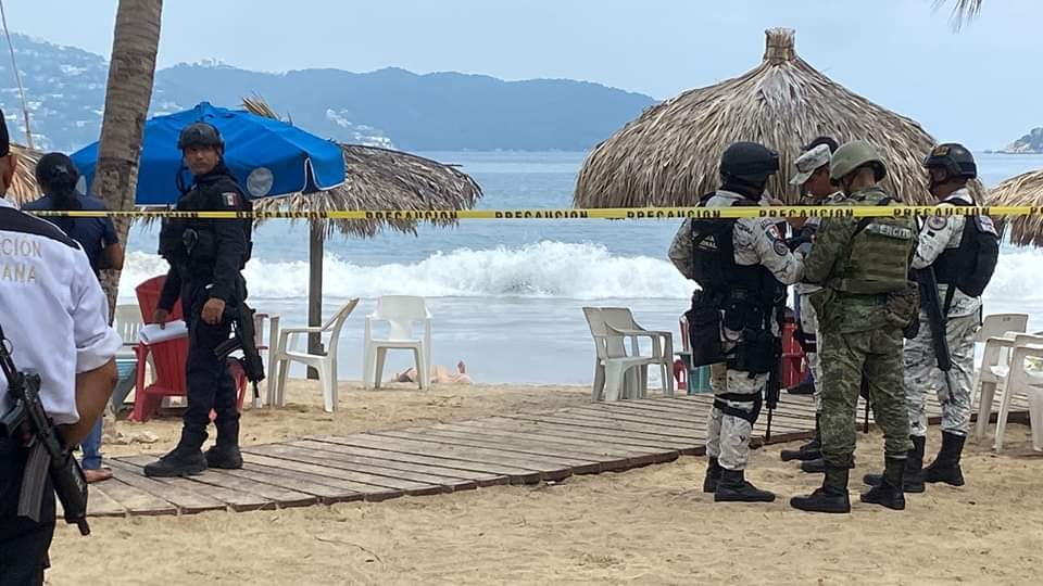 Hombre muere ahogado por el oleaje de mar de fondo en Acapulco