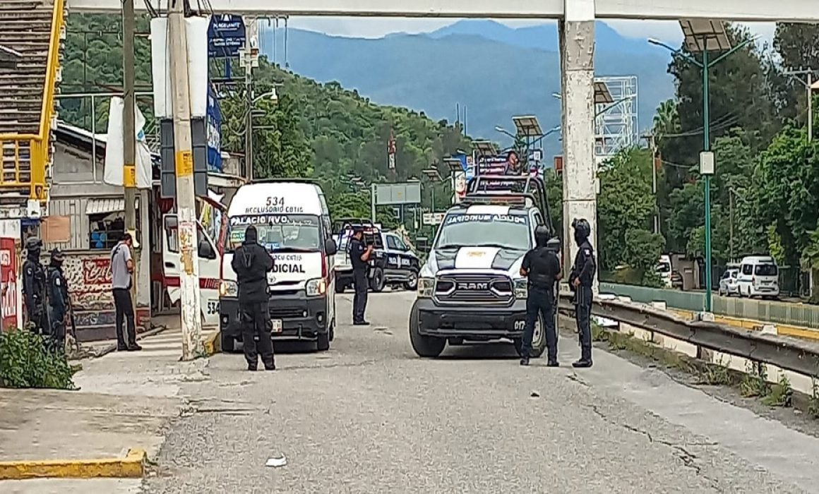 Chofer de Urvan del servicio público es asesinado a balazos en la capital del estado