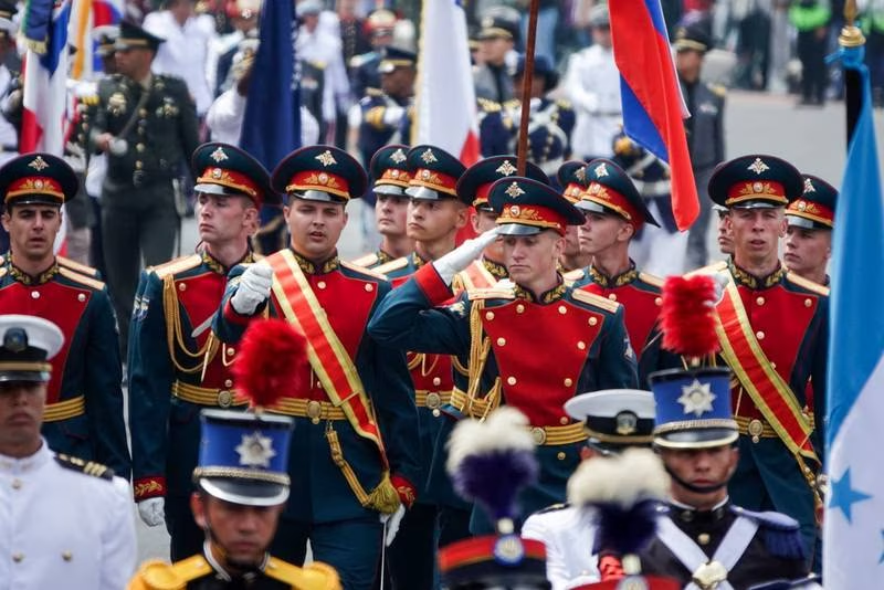 Participación de militares rusos en desfile mexicano desencadena críticas y controversia