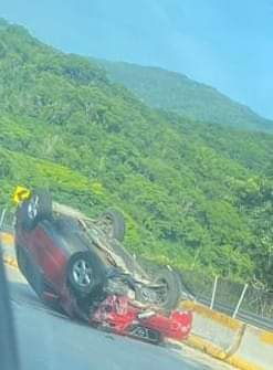 Precaución en la autopista del Sol: volcadura de vehículo con lesionados