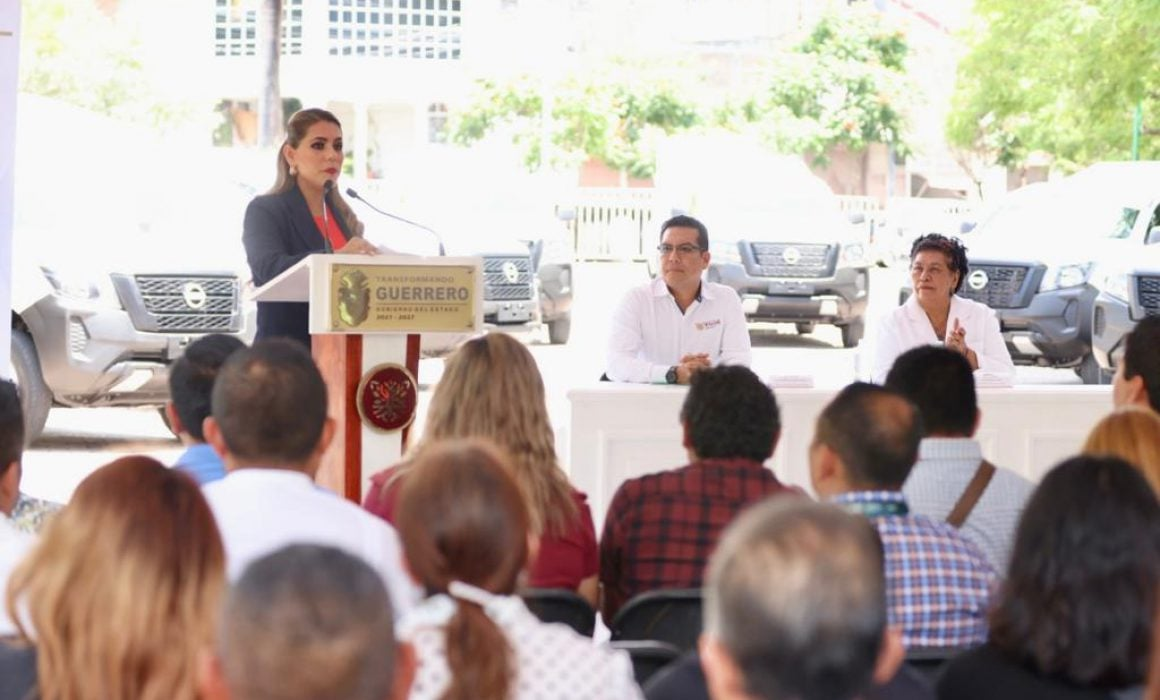 Gobernadora de Guerrero entrega vehículos nuevos al SEMEFO