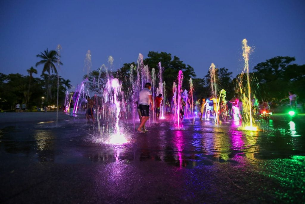 Espectáculo de fuentes danzarinas y cultura resplandece en el Parque Papagayo de Acapulco