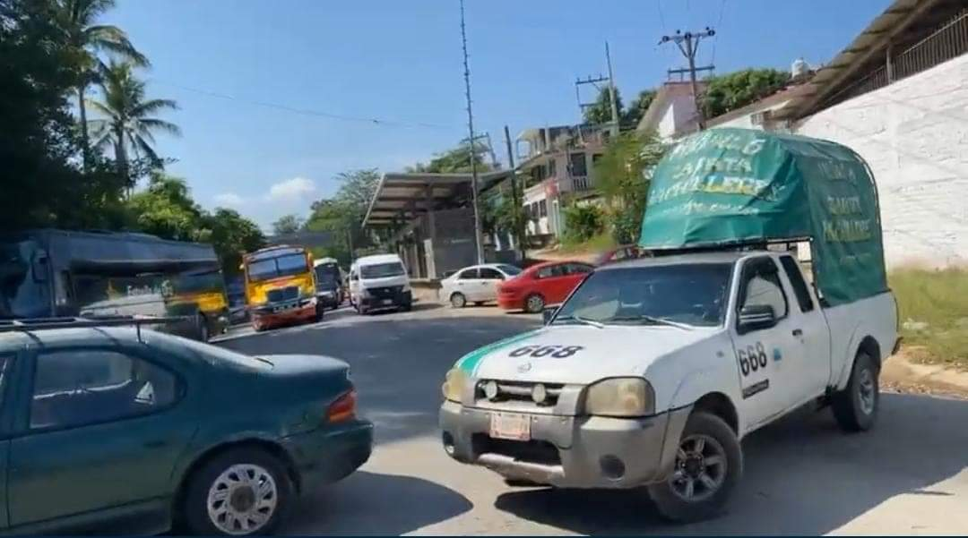 Manifestantes bloquean la carretera Acapulco-México exigiendo la presencia de la gobernadora