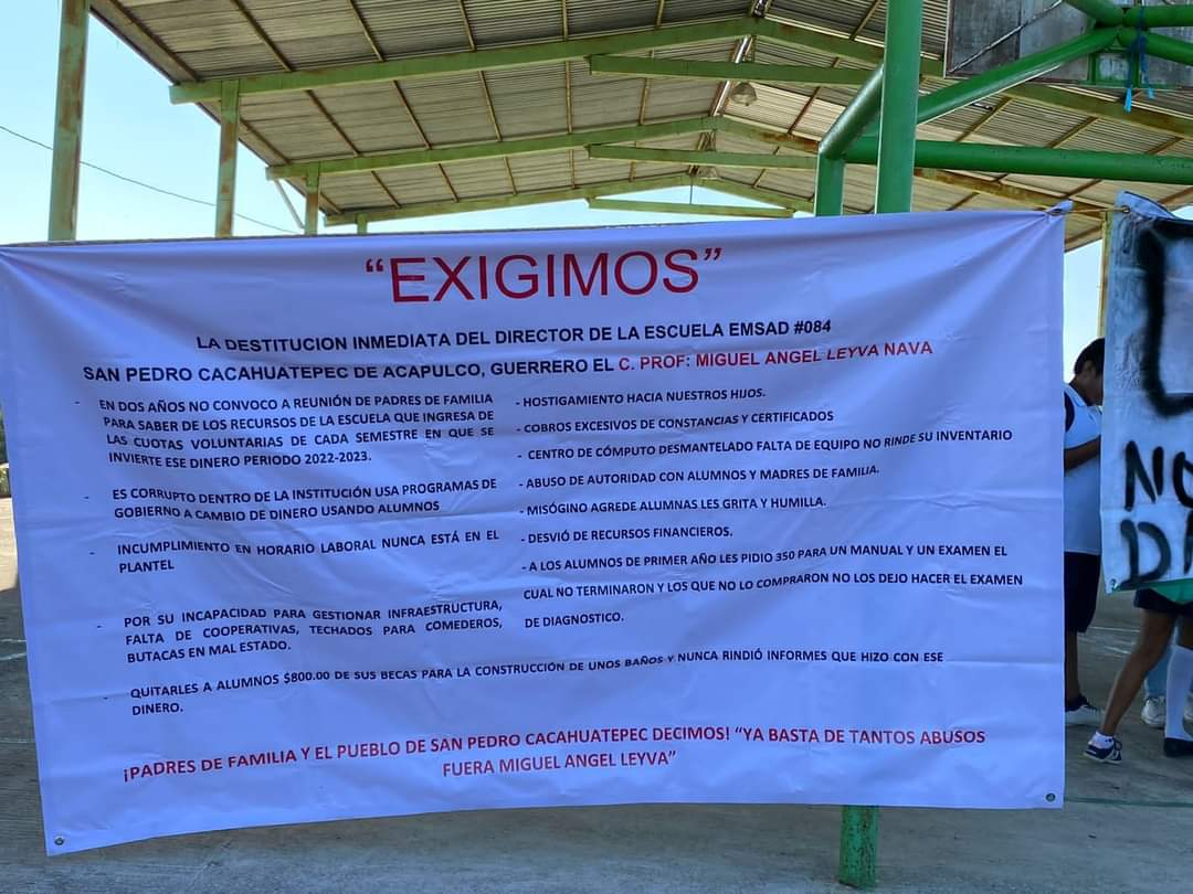 Protesta en San Pedro Cacahuatepec exigen destitución del director por corrupción y conducta agresiva