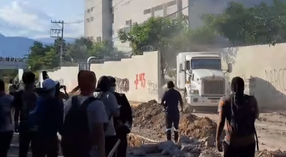 Normalistas de Ayotzinapa protestan con Violencia en el aniversario de la desaparición de los 43 Estudiantes