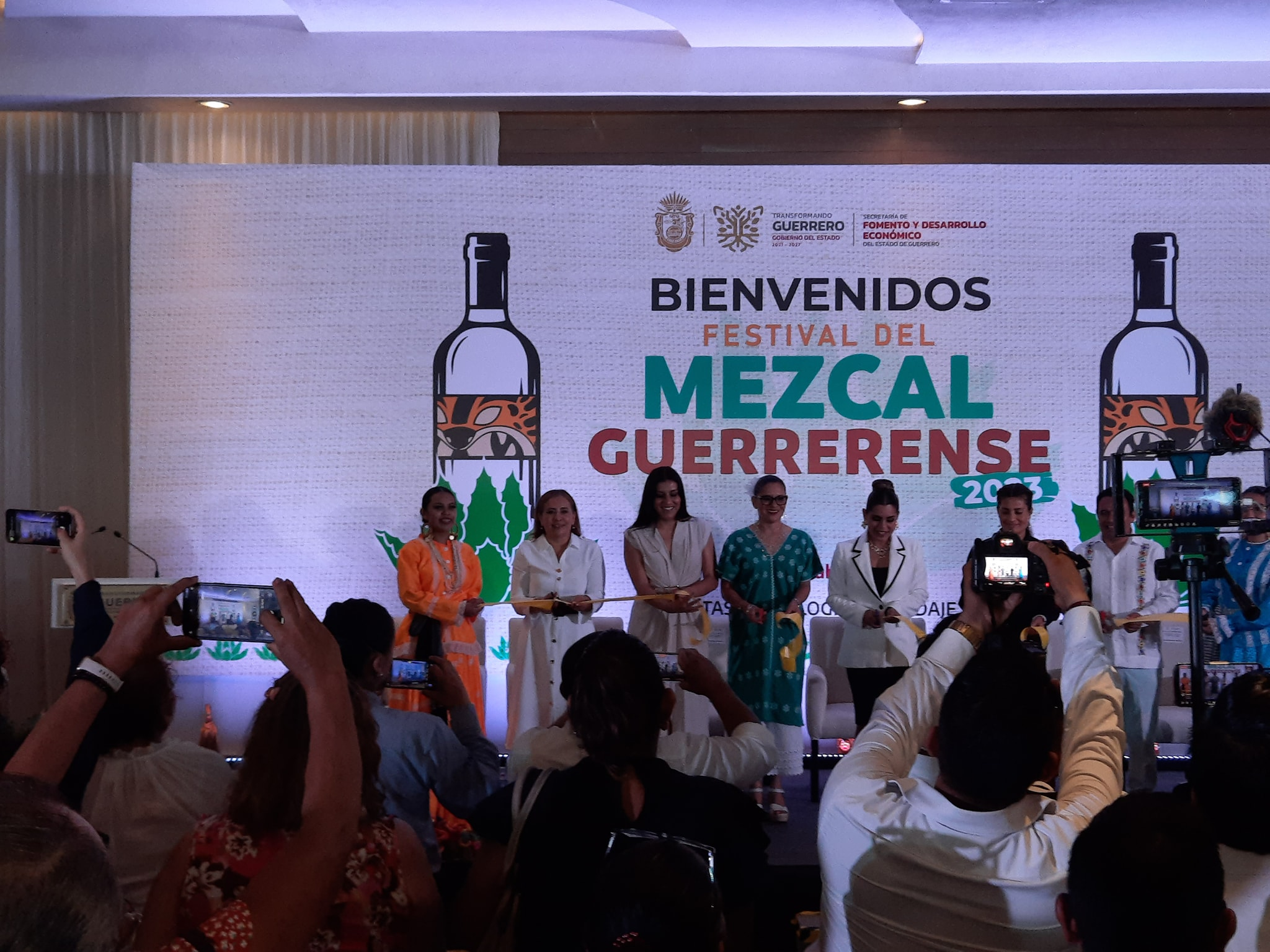 La gobernadora de Guerrero impulsa la certificación de empresas mezcaleras