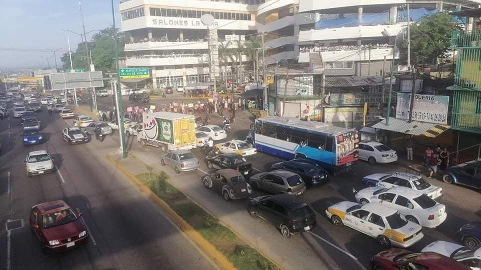 Padres de familia bloquean carretera Y Griega-Las Cruces para exigir reconstrucción de escuela