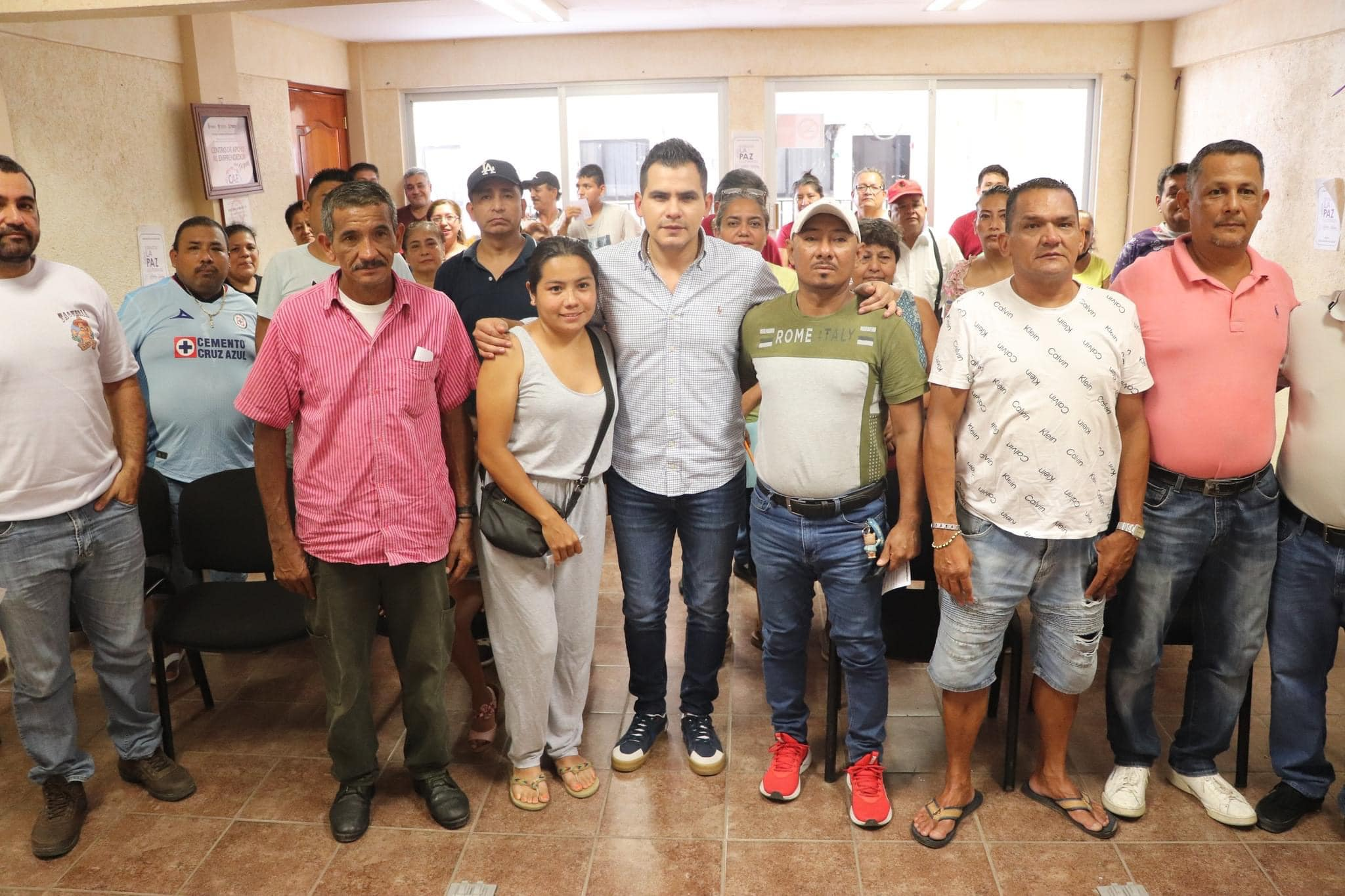 Presidente Municipal de Tecpan de Galeana entrega apoyos para estimular la economía local
