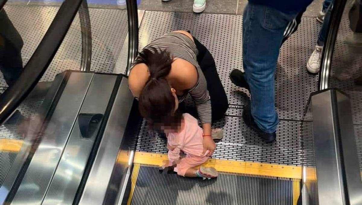 Niña queda atrapada en escalera eléctrica de centro comercial en El Salvador: video se vuelve viral