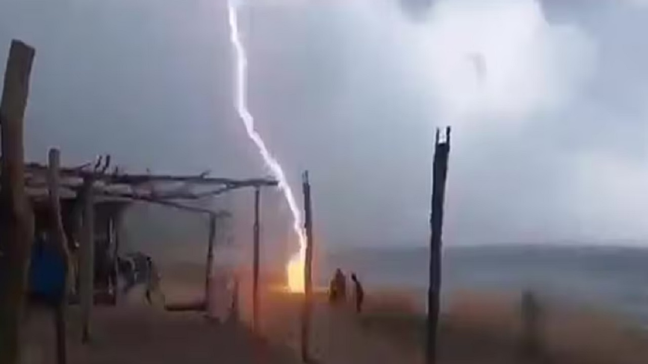 Rayo cae y mata a dos personas en Aquila, Michoacán