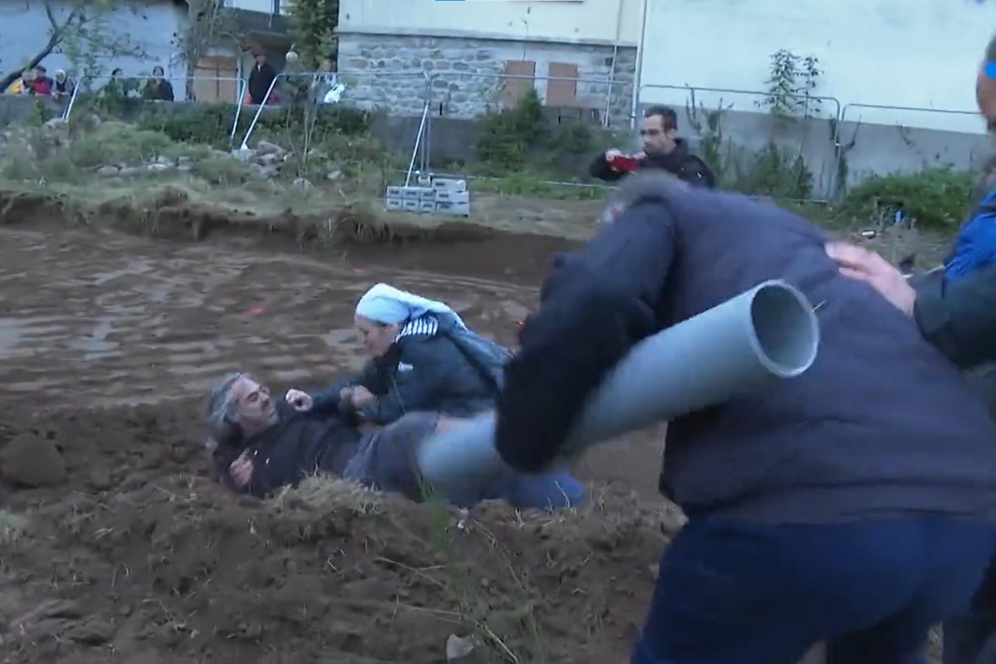 ¡Hasta la madre! Una monja ataca a un grupo de ecologistas que se oponían a la construcción de una iglesia