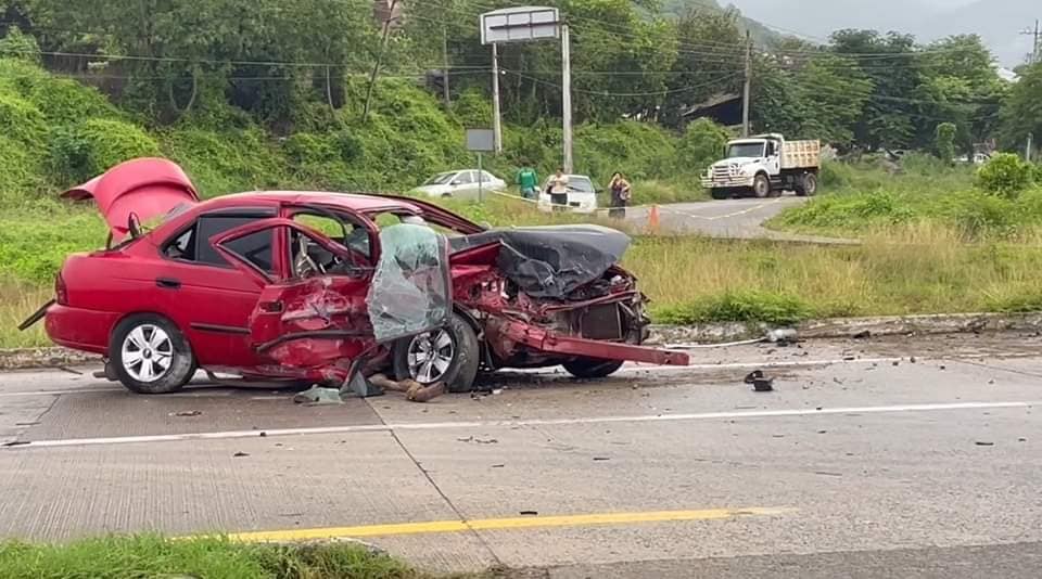 uere conductor de un vehículo en aparatoso choque en el bulevar del Aeropuerto en Zihuatanejo