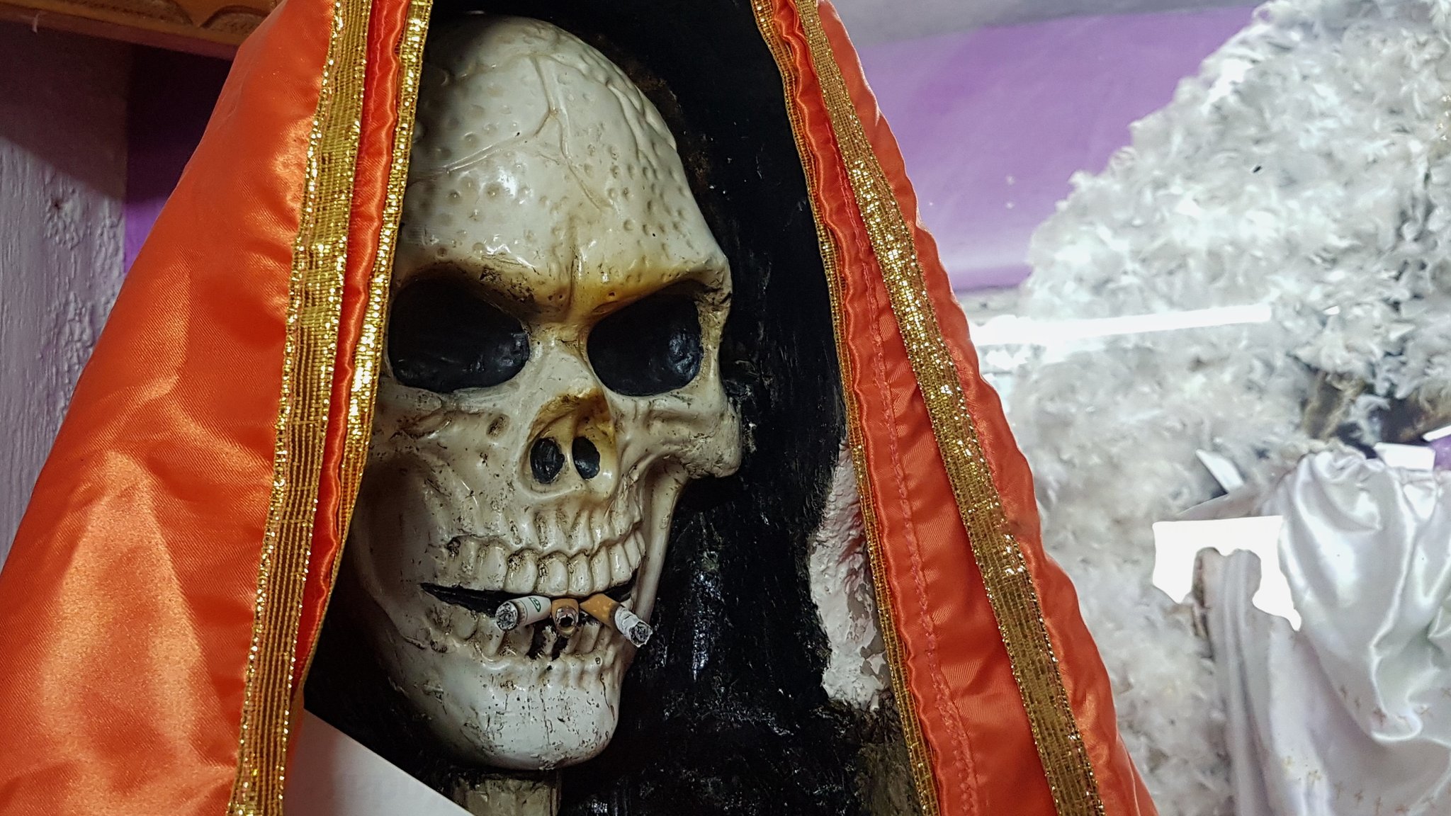Mujer afirma que la Santa Muerte se le apareció ¡en el piso de su propia casa!